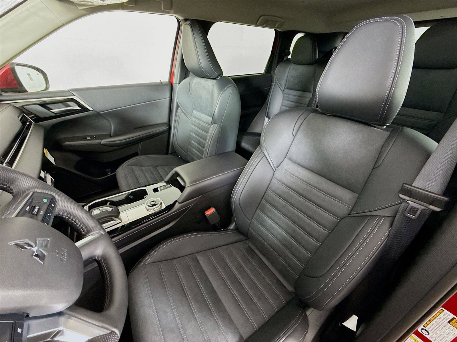 New 2026 Mitsubishi Outlander SE image 2