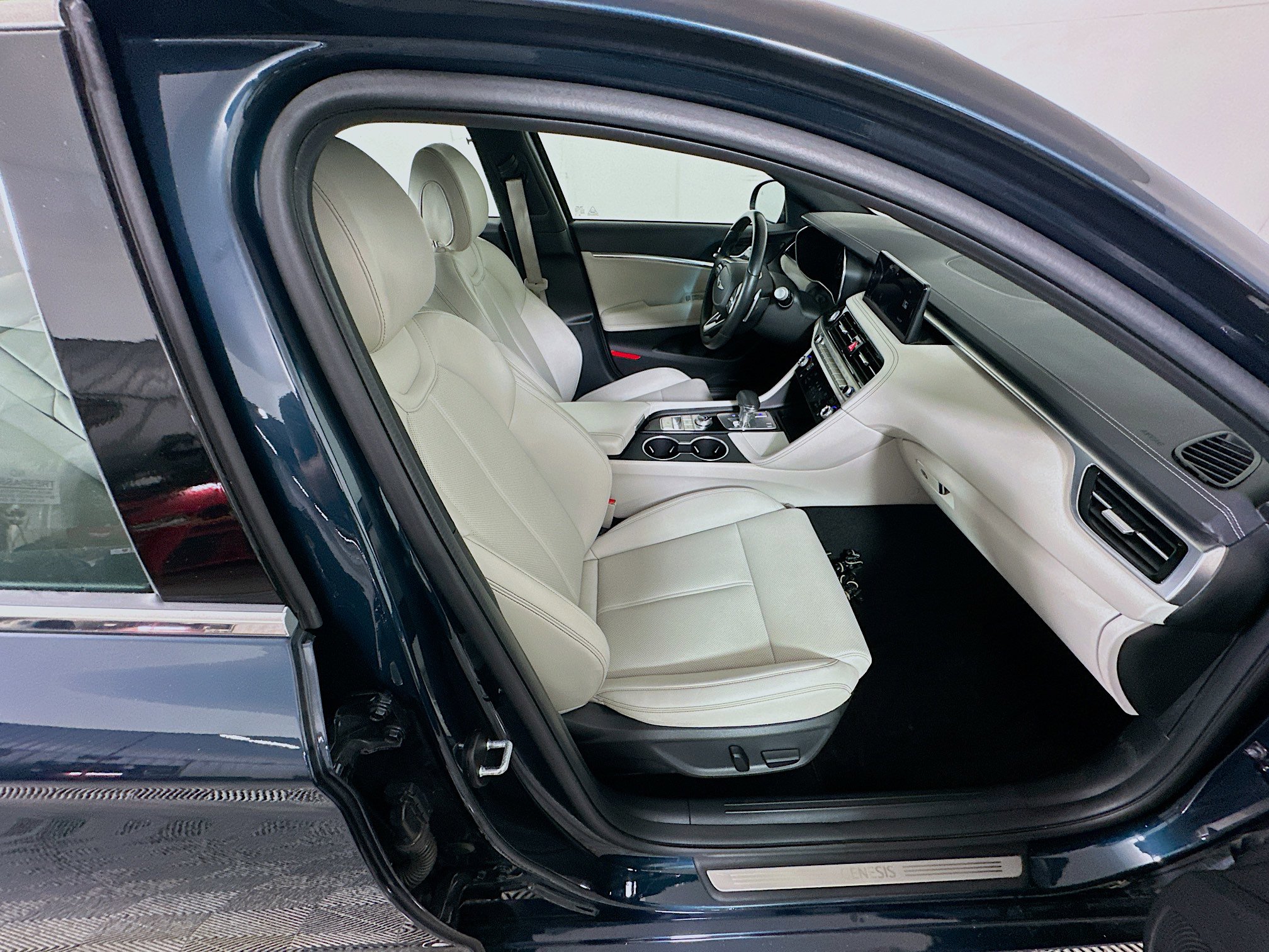 Used 2025 Genesis G70 2.5T RWD image 32