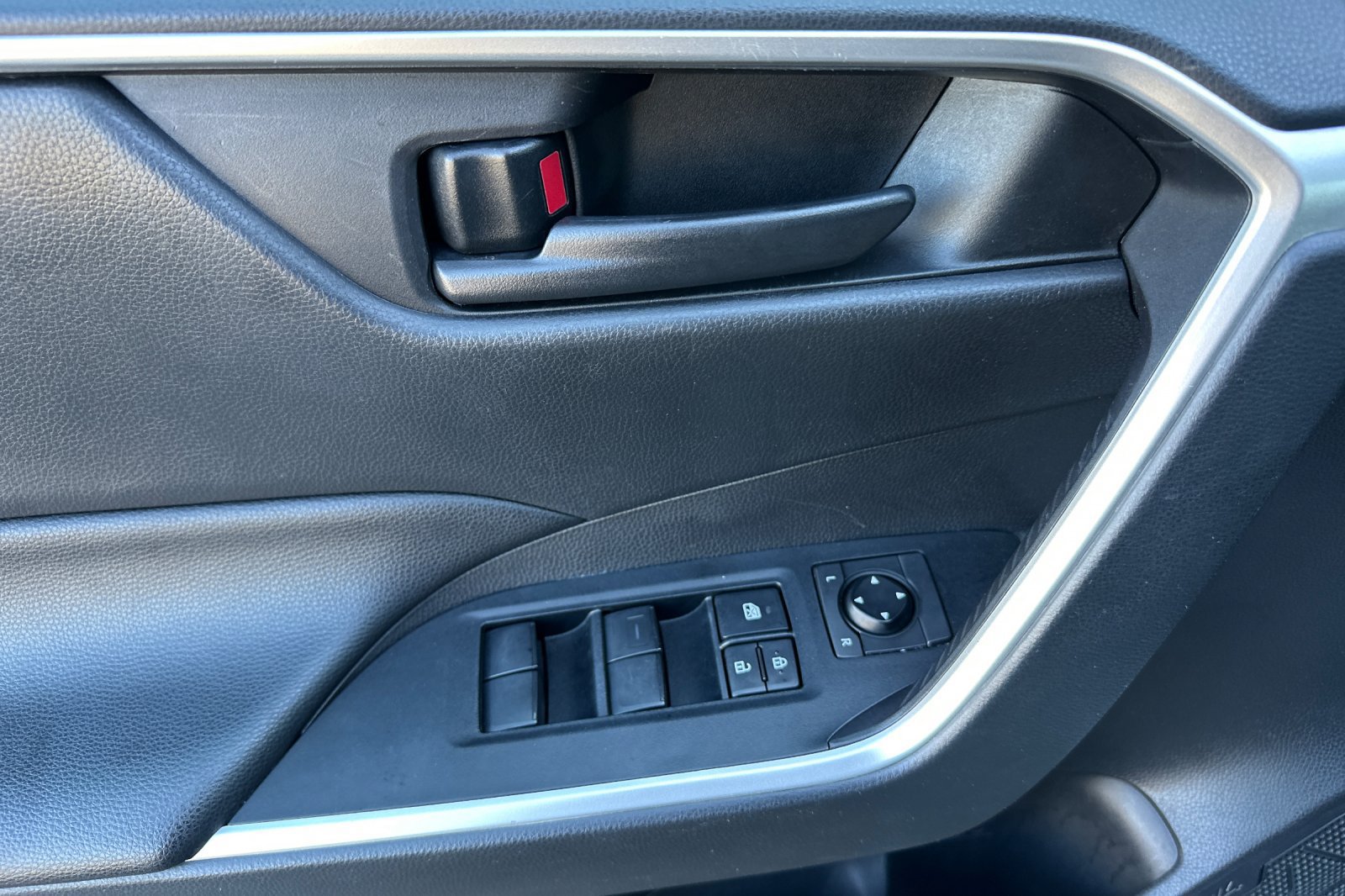 Used 2019 Toyota RAV4 LE w/ All Weather Liner Package AWD/4WD image 15