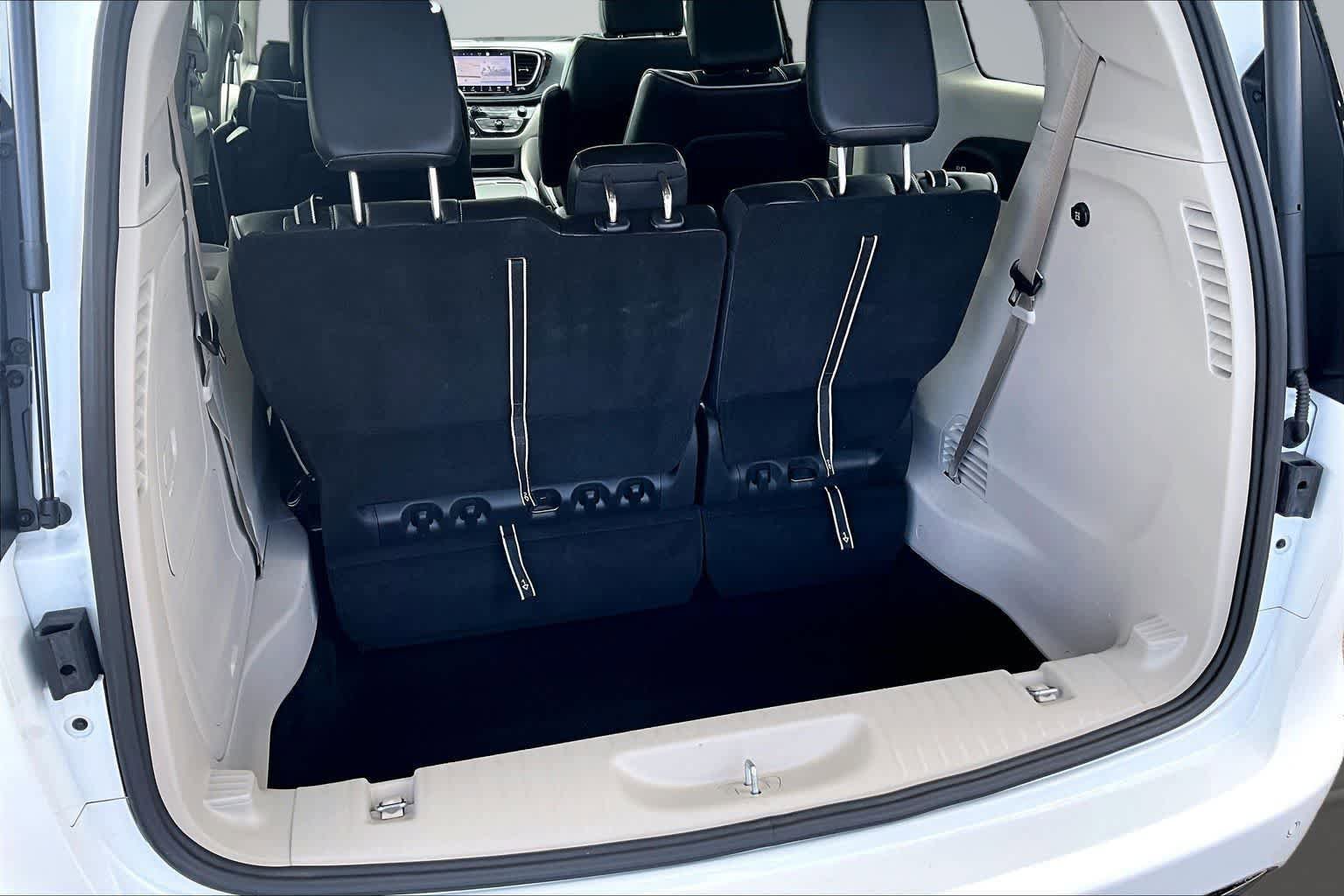 Used 2023 Chrysler Pacifica Limited FWD image 19