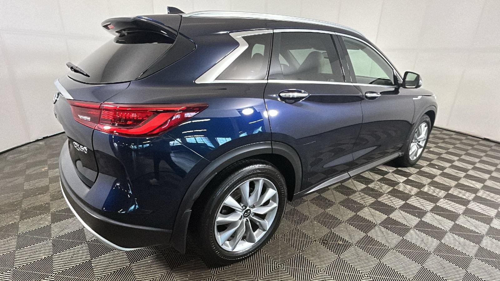 Used 2022 INFINITI QX50 Essential AWD/4WD image 2