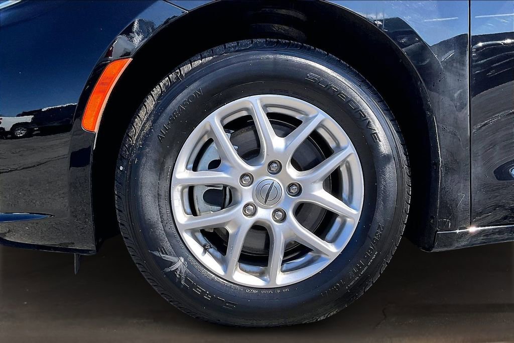 Used 2024 Chrysler Pacifica Touring-L image 34