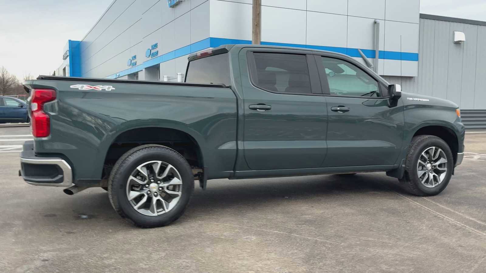 Used 2025 Chevrolet Silverado 1500 LT image 2