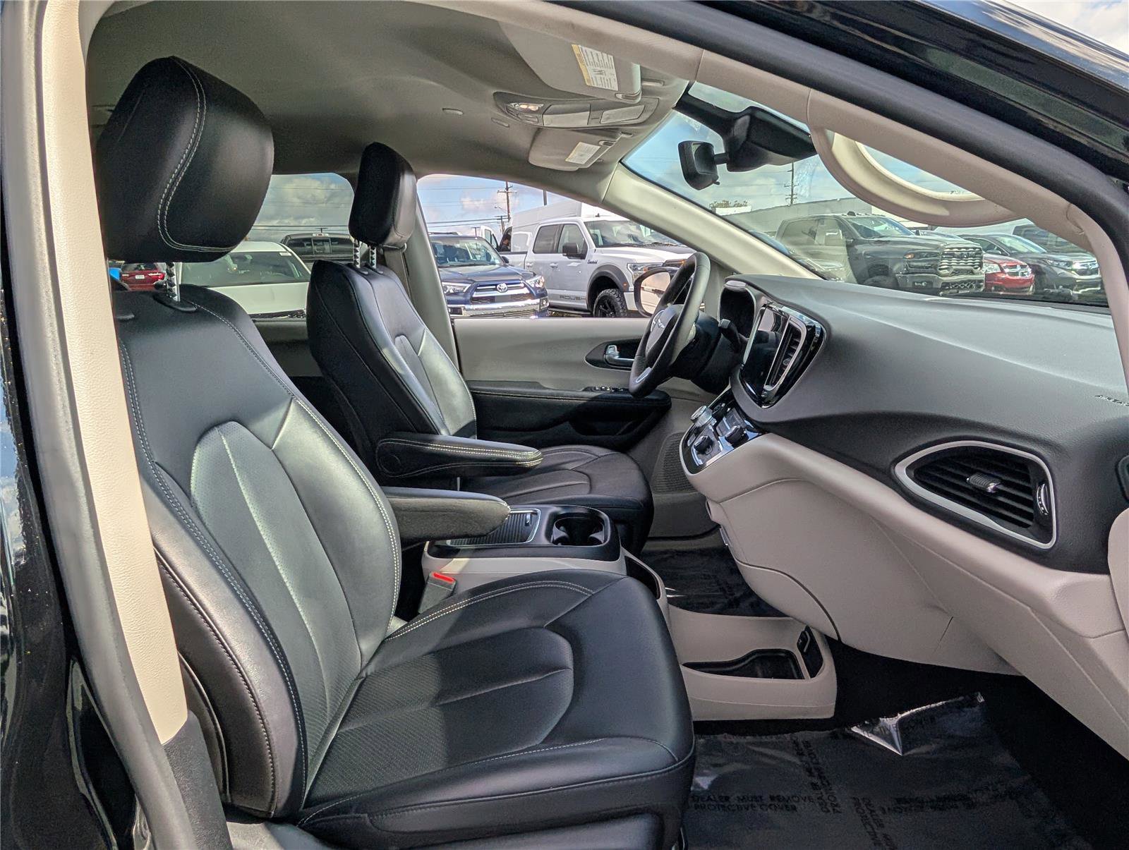 Used 2024 Chrysler Pacifica Touring-L image 10