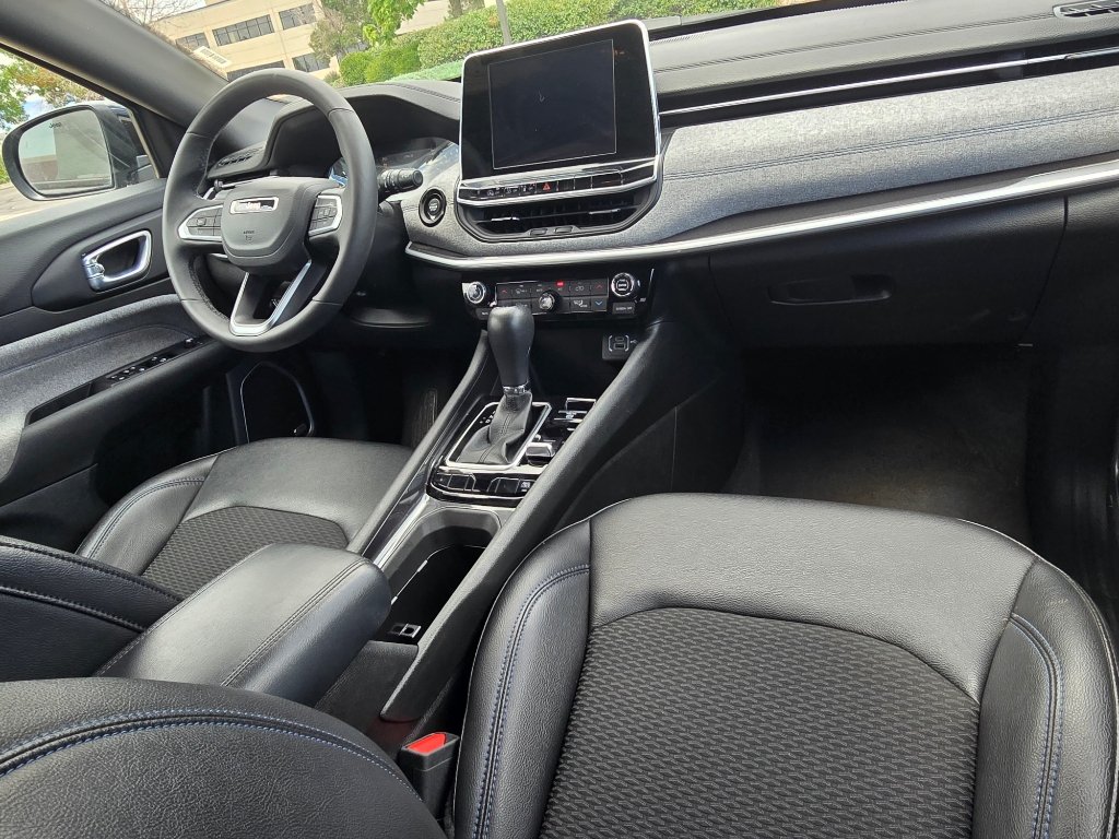 Used 2025 Jeep Compass Latitude w/ Sun & Sound Group AWD/4WD image 29