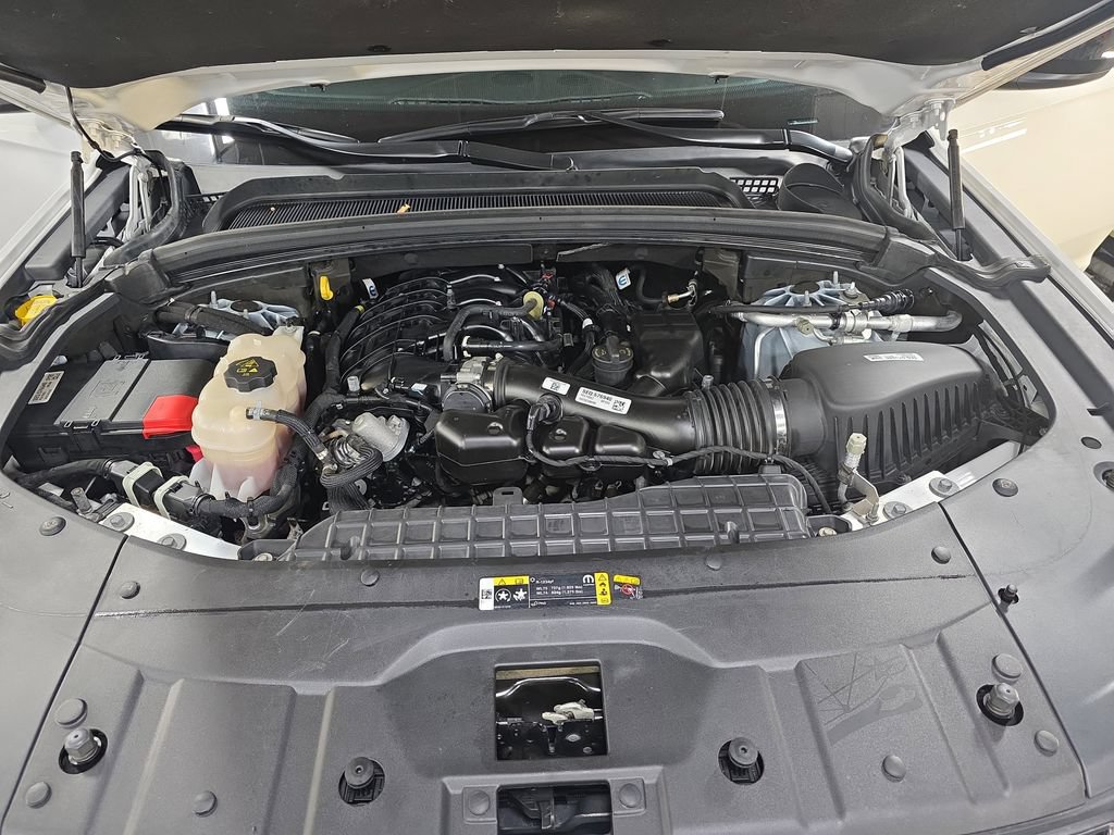 Used 2023 Jeep Grand Cherokee Laredo AWD/4WD image 27