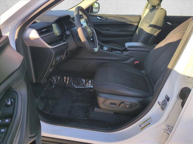 Used 2023 Jeep Grand Cherokee Laredo RWD image 16