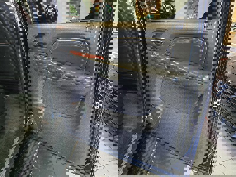 Used 2011 Cadillac Escalade ESV Luxury image 18