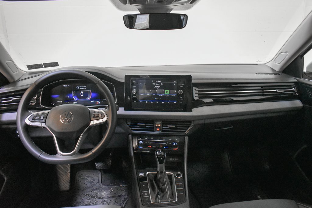 Used 2025 Volkswagen Jetta SE image 11