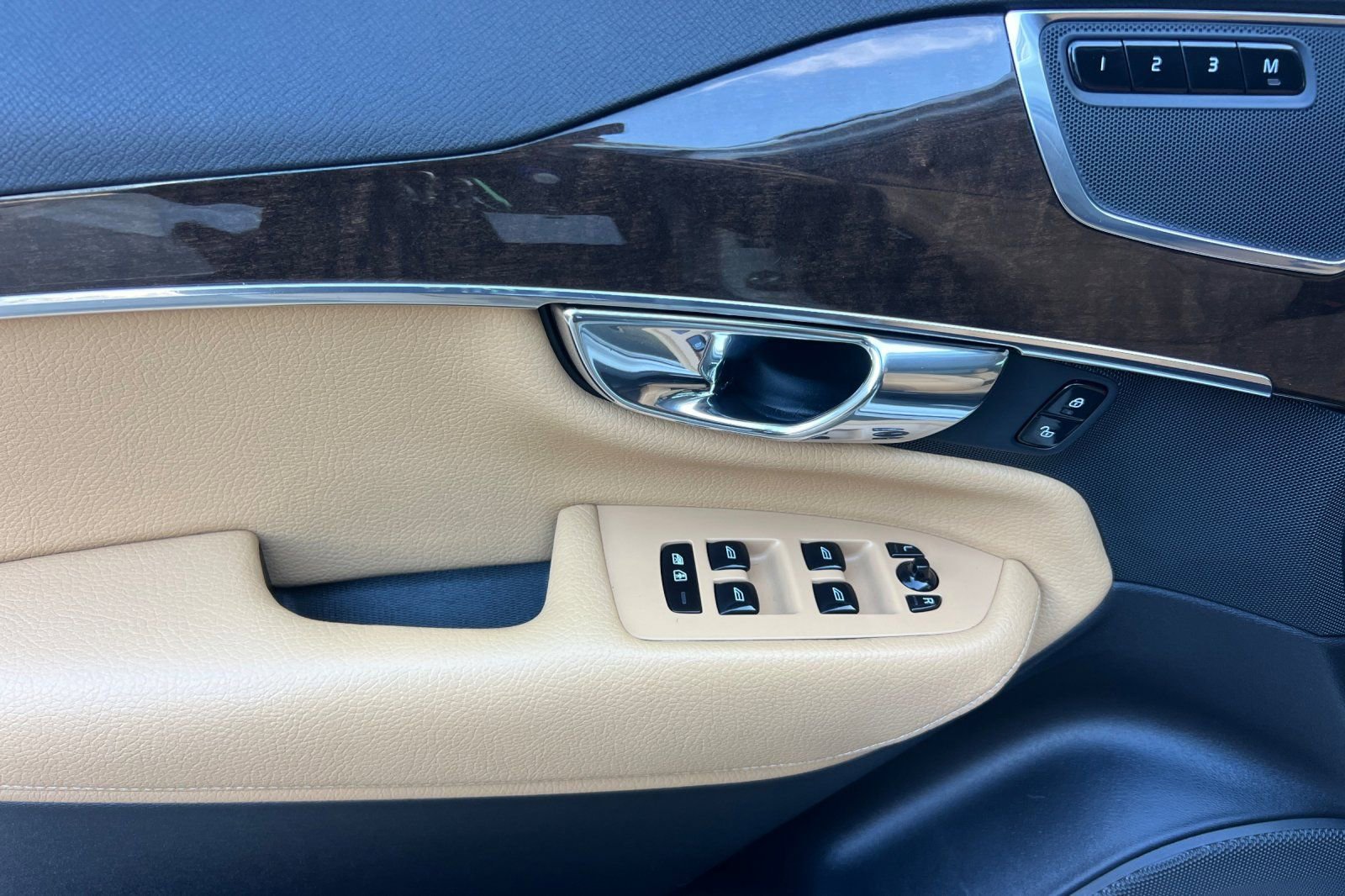 Used 2016 Volvo XC90 T6 Momentum w/ Protection Package Plus image 11