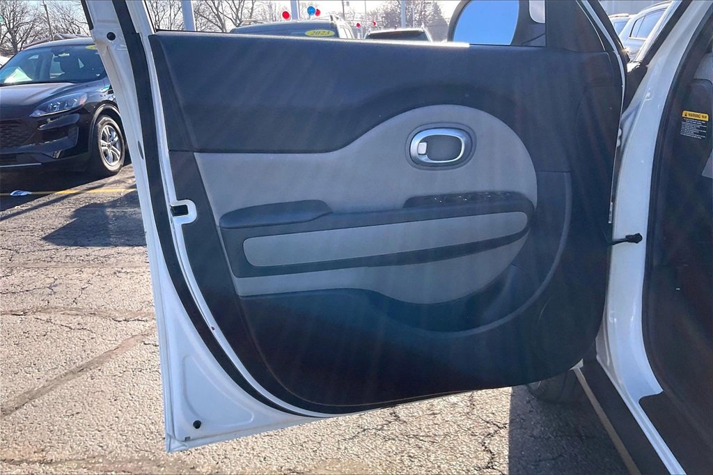 Used 2016 Kia Soul + image 14
