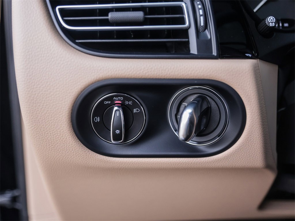 Used 2025 Porsche Macan image 19