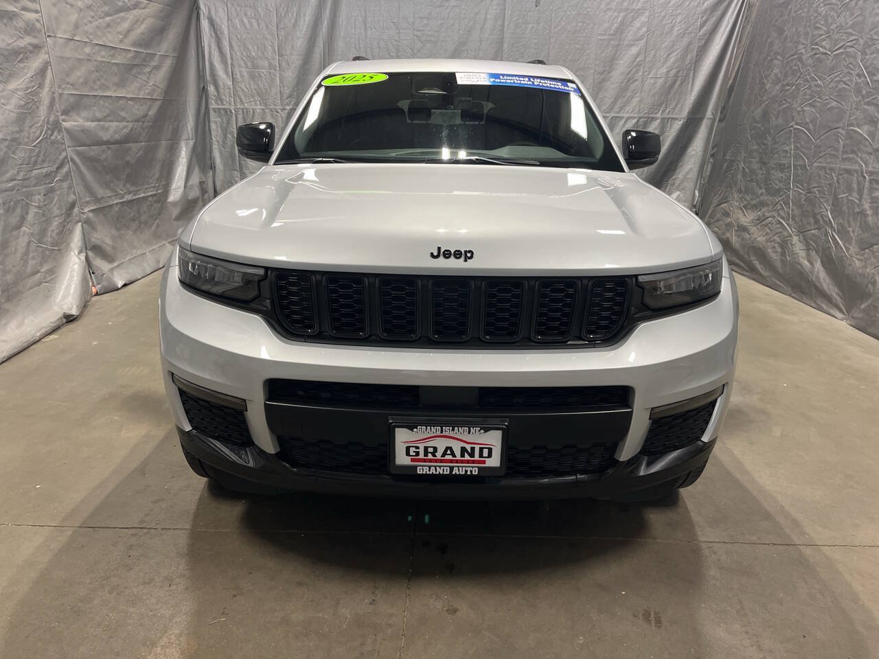 Used 2025 Jeep Grand Cherokee L Limited w/ Black Appearance Package AWD/4WD image 2
