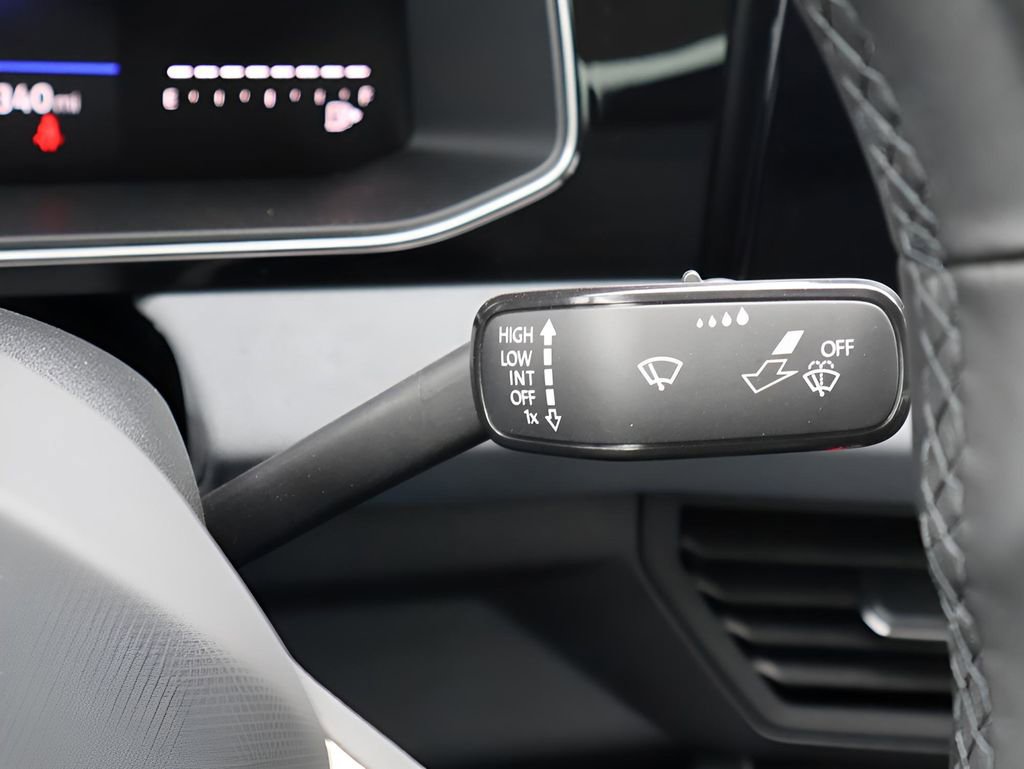 Used 2025 Volkswagen Jetta SE image 33