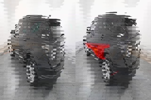 Used 2022 Ford Explorer XLT image 3