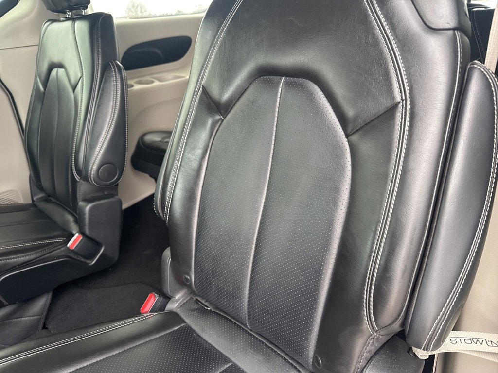 Used 2024 Chrysler Pacifica Touring-L image 18