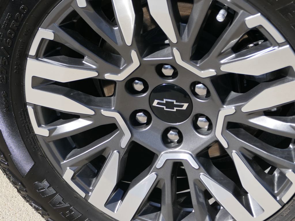 Used 2025 Chevrolet Suburban Z71 image 27