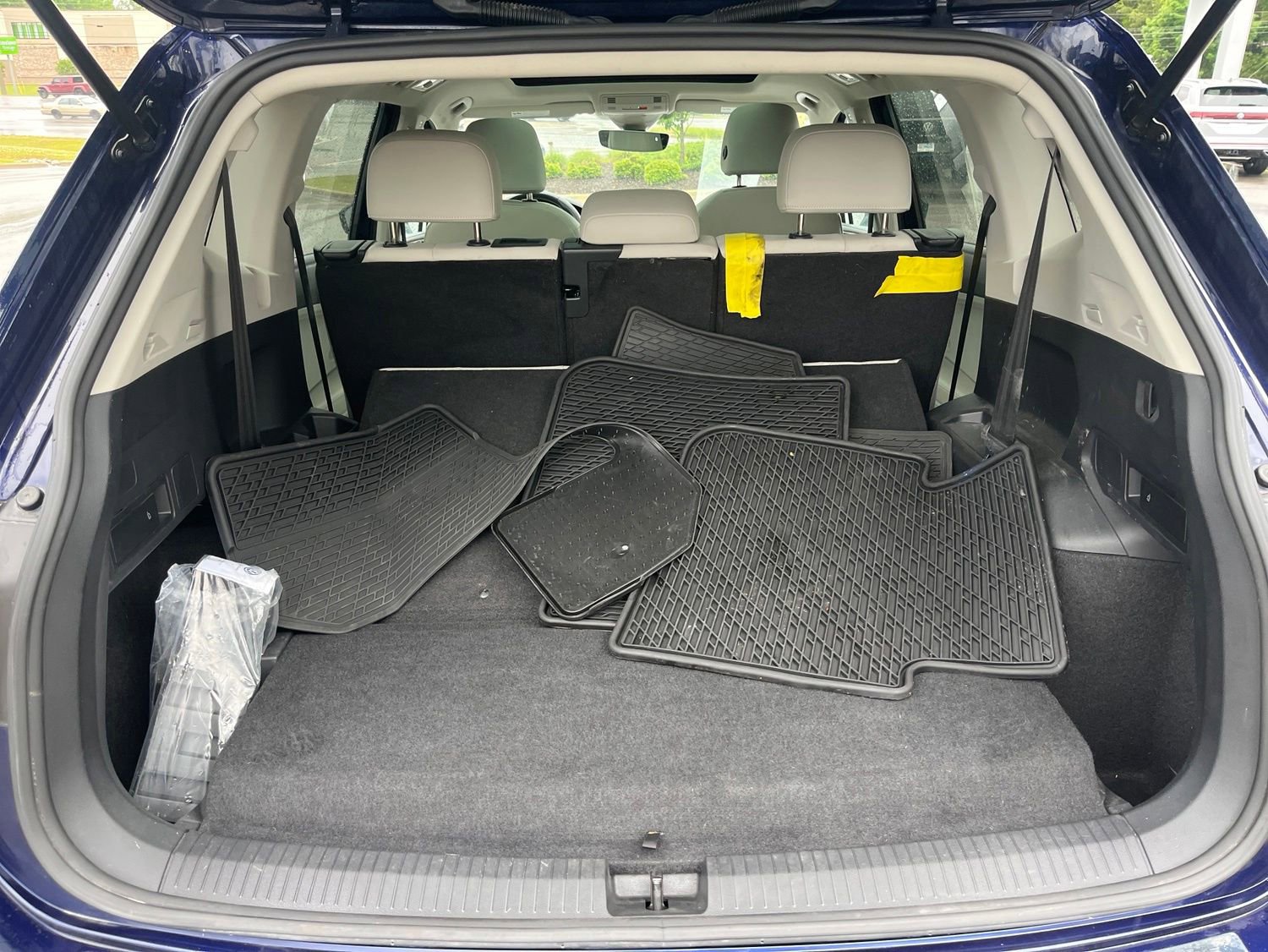Used 2023 Volkswagen Tiguan SE w/ Panoramic Sunroof Package FWD image 31