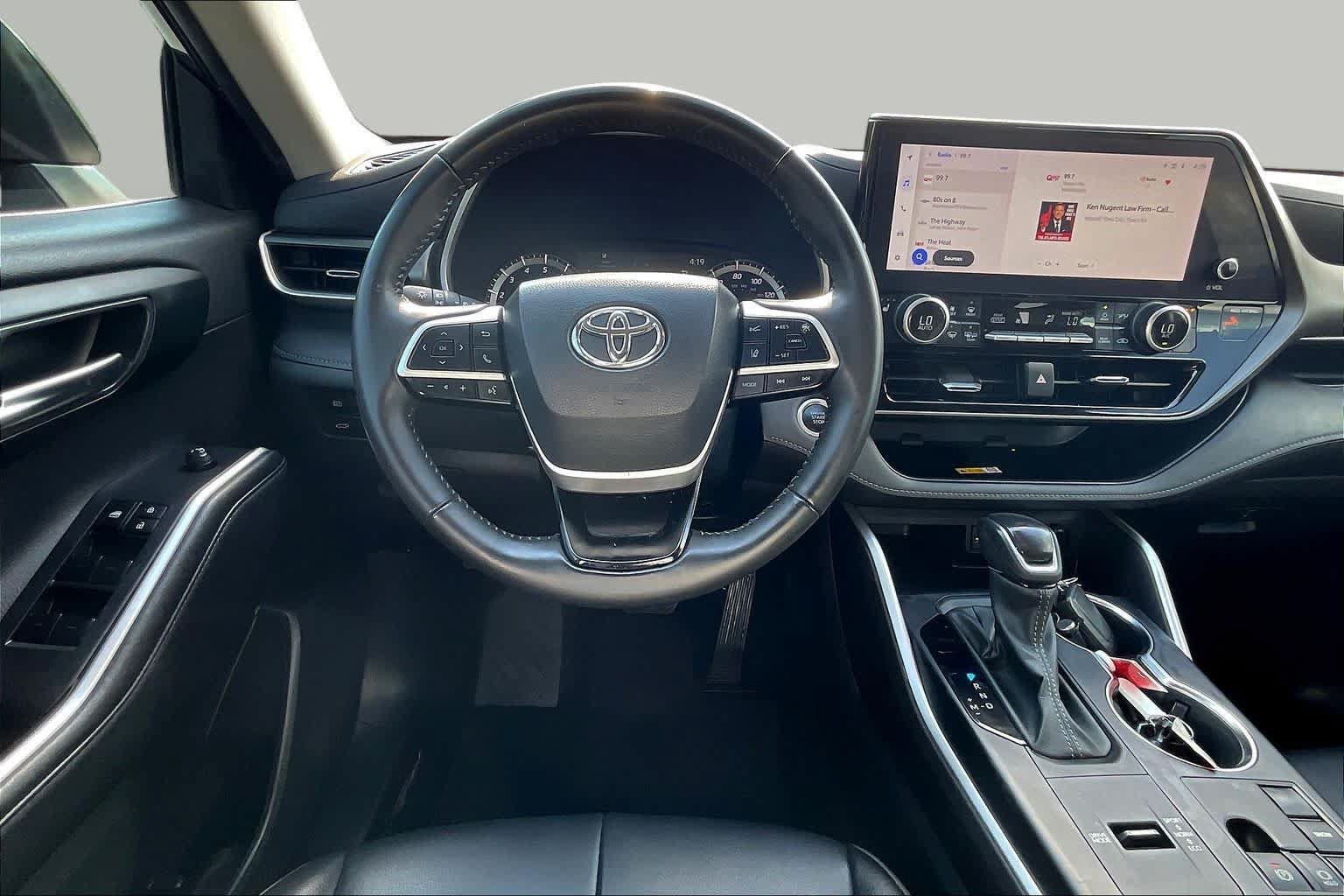 Used 2024 Toyota Highlander XLE FWD image 6