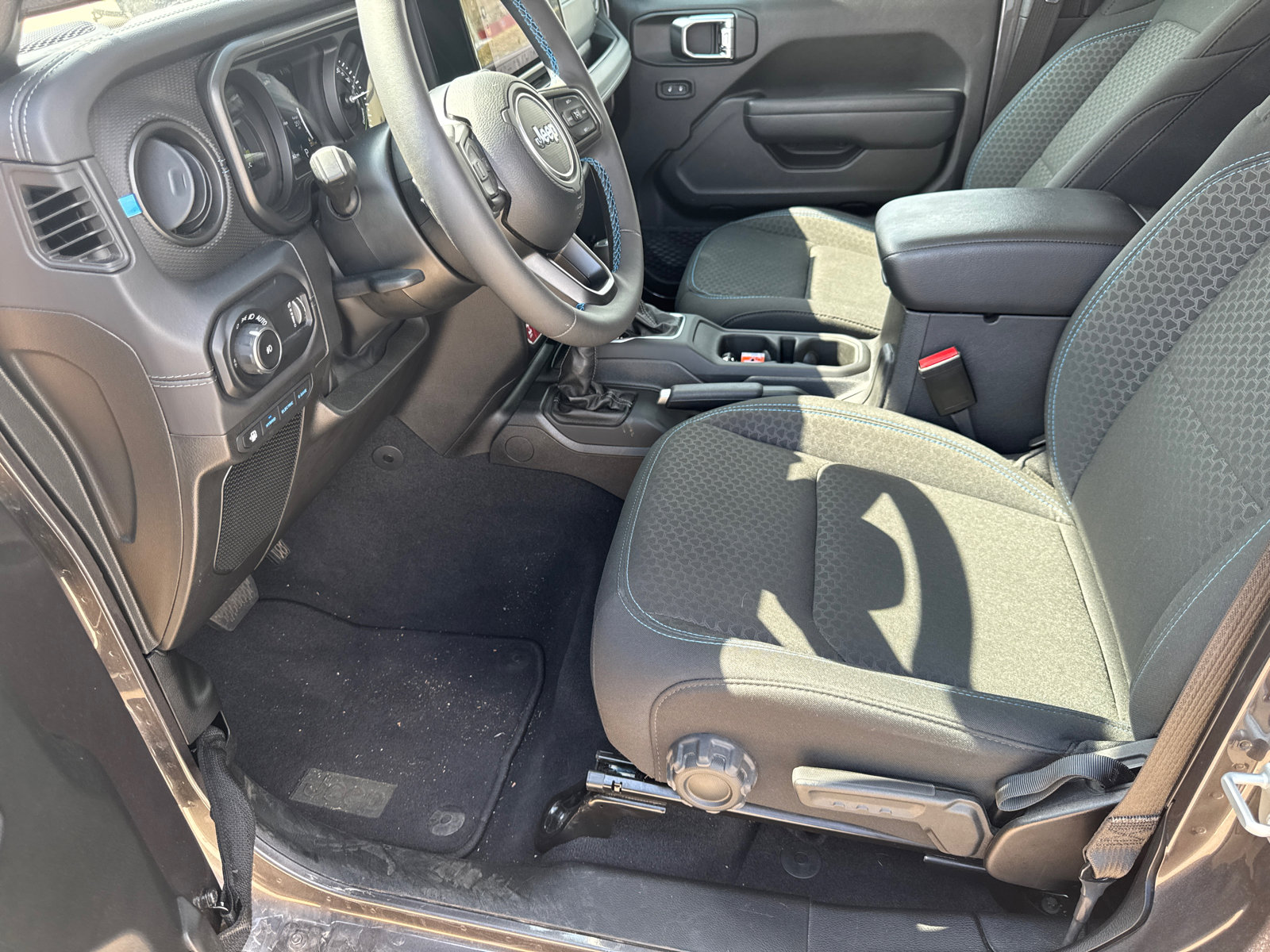 Used 2025 Jeep Wrangler Unlimited Rubicon 4xe w/ Convenience Group image 9