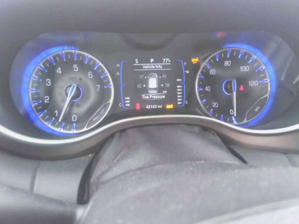 Used 2023 Chrysler Voyager LX FWD image 5
