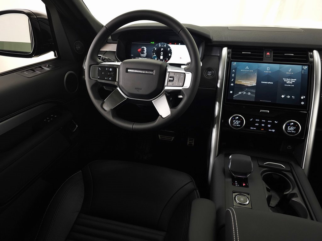 New 2025 Land Rover Discovery Dynamic SE image 18