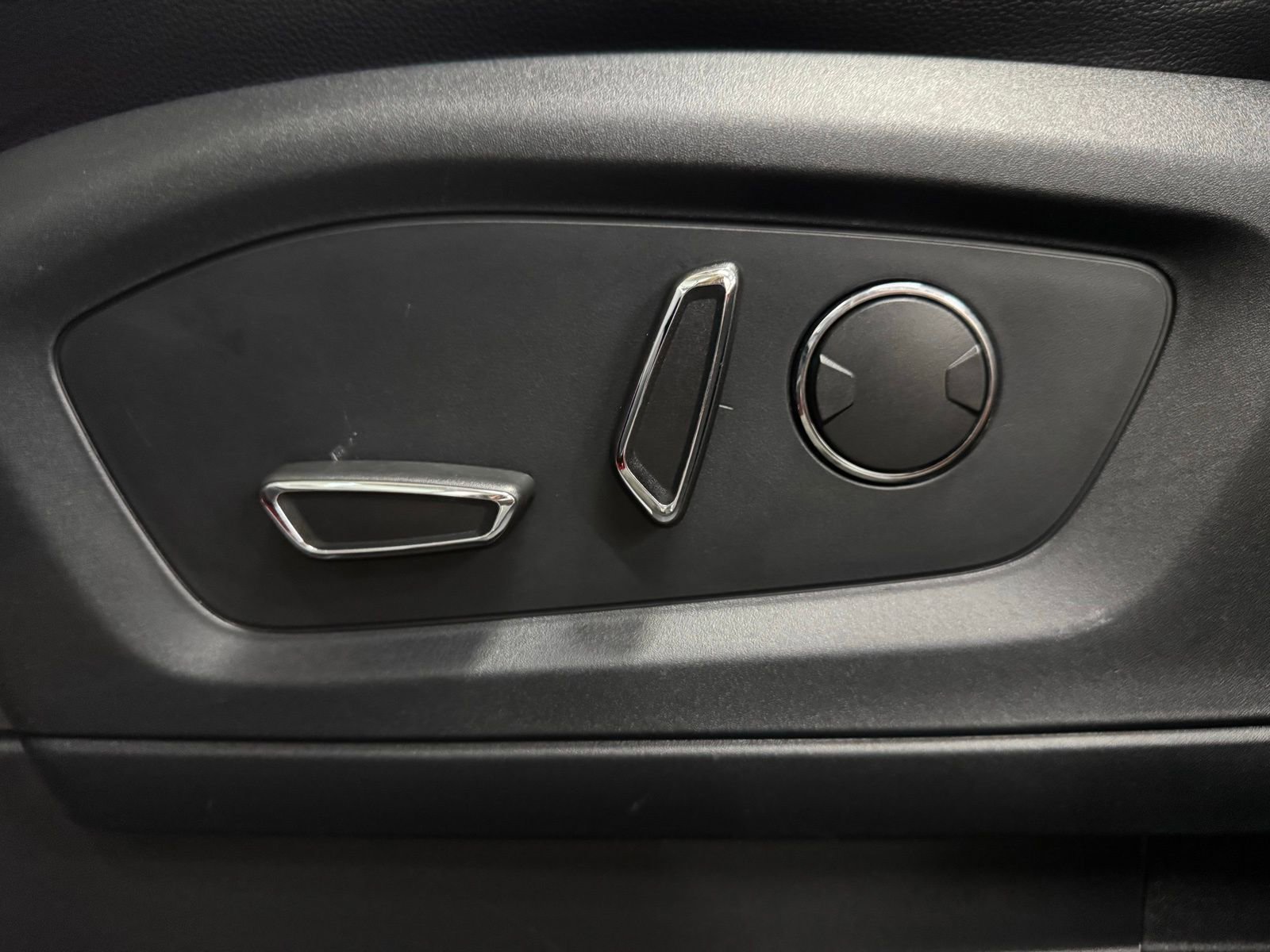 Used 2020 Ford Explorer Limited w/ Equipment Group 310A image 24