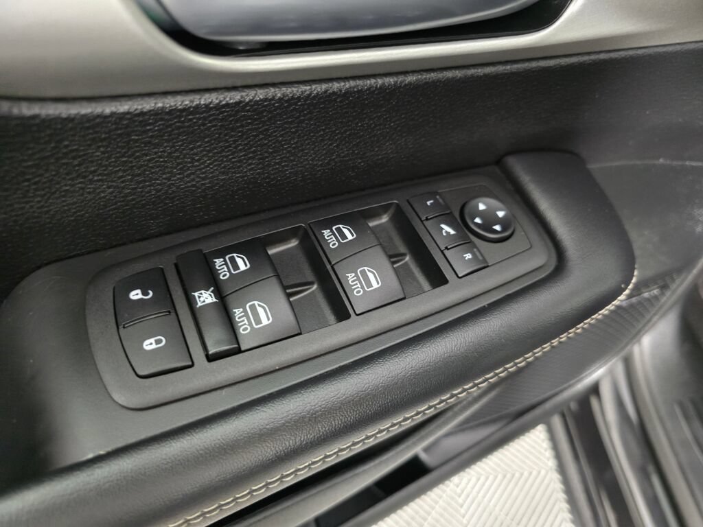 Used 2023 Chrysler Pacifica Limited w/ Uconnect Theater Family Group FWD image 21
