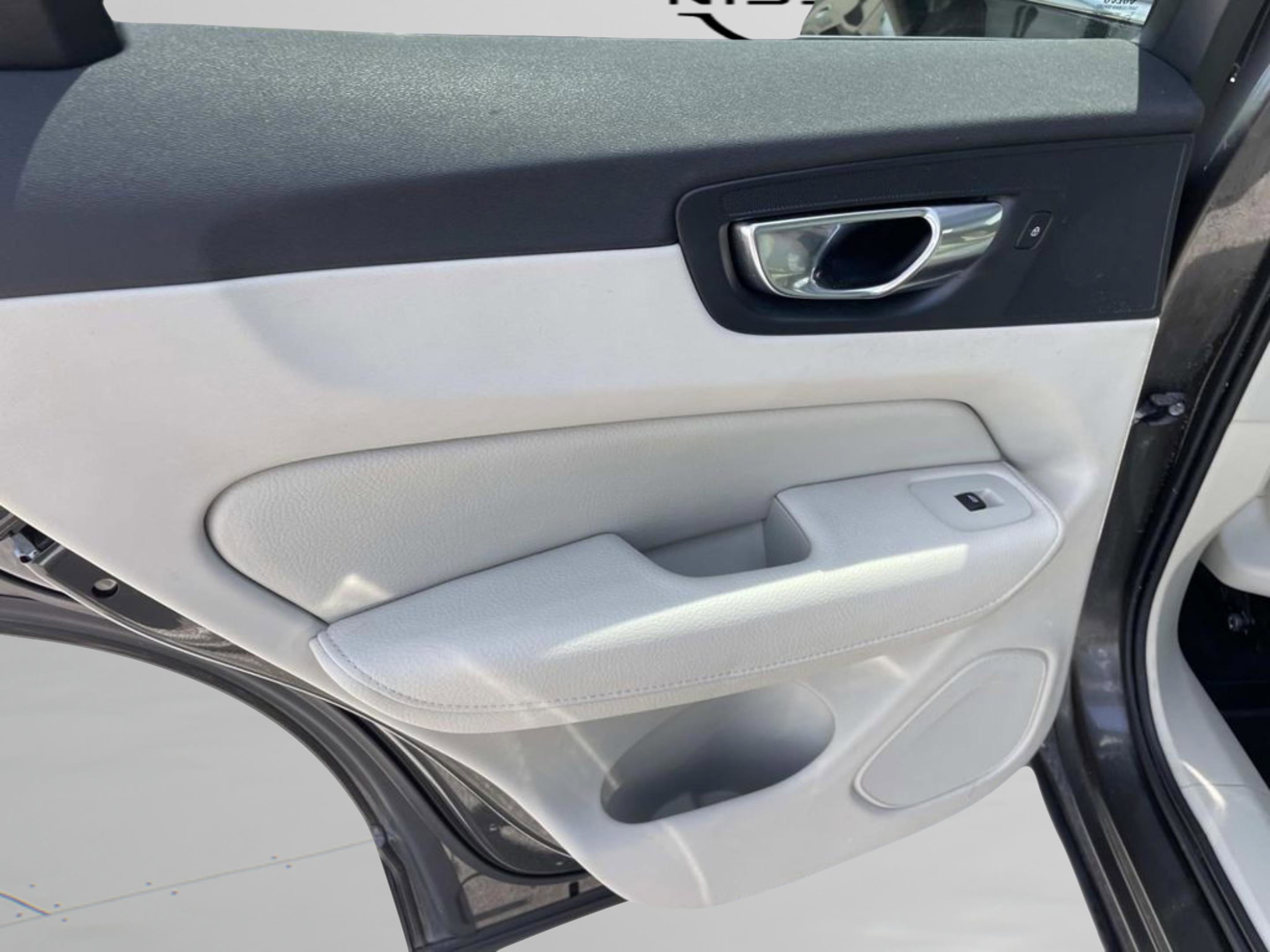 Used 2018 Volvo XC60 T6 Momentum w/ Vision Package AWD/4WD image 11