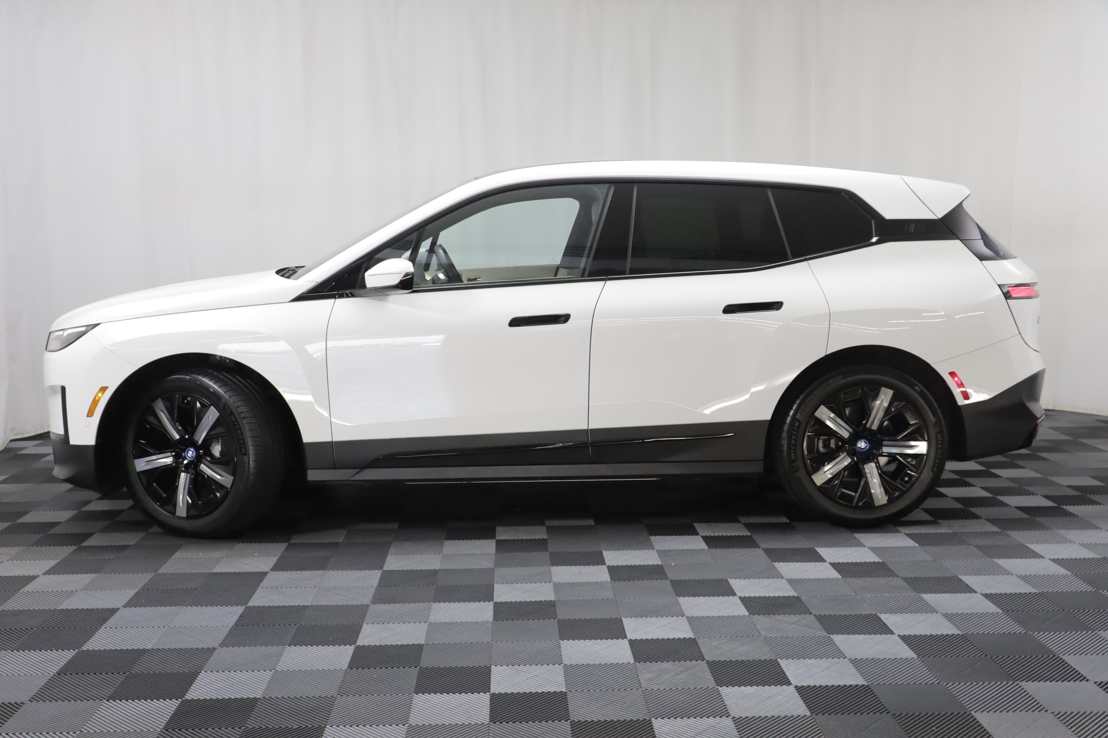 Used 2024 BMW iX xDrive50 w/ Premium Package AWD/4WD image 4