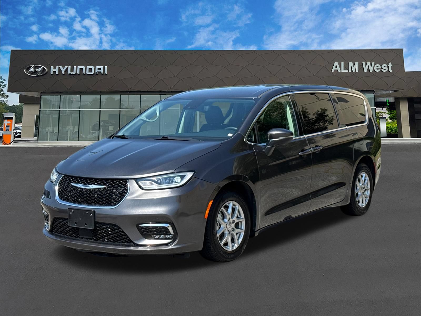 Used 2023 Chrysler Pacifica Touring-L FWD image 1