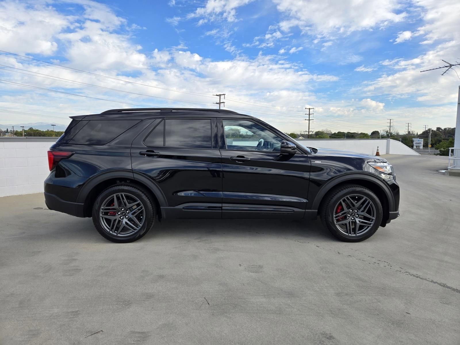 New 2026 Ford Explorer ST-Line w/ ST-Line Street Pack image 2
