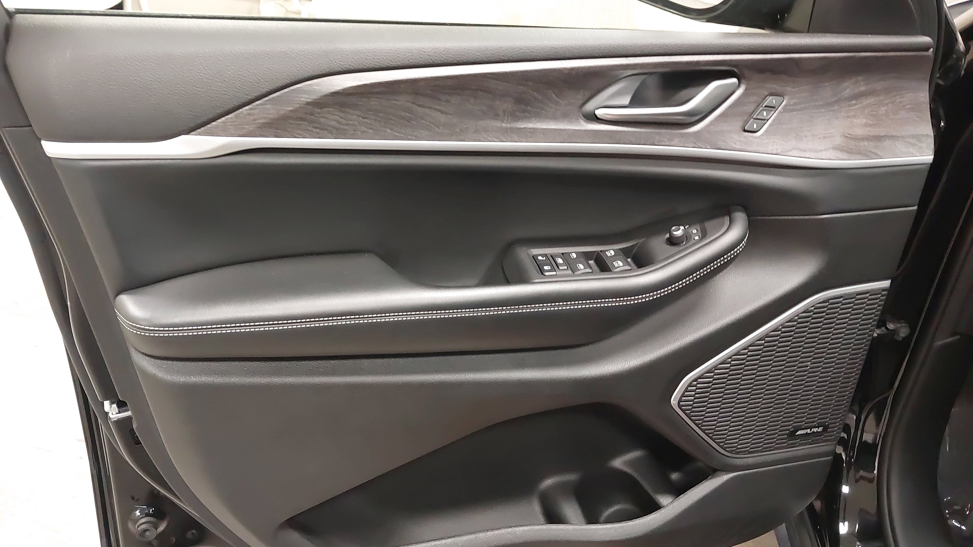 Used 2022 Jeep Grand Cherokee L Limited w/ Black Appearance Package AWD/4WD image 24