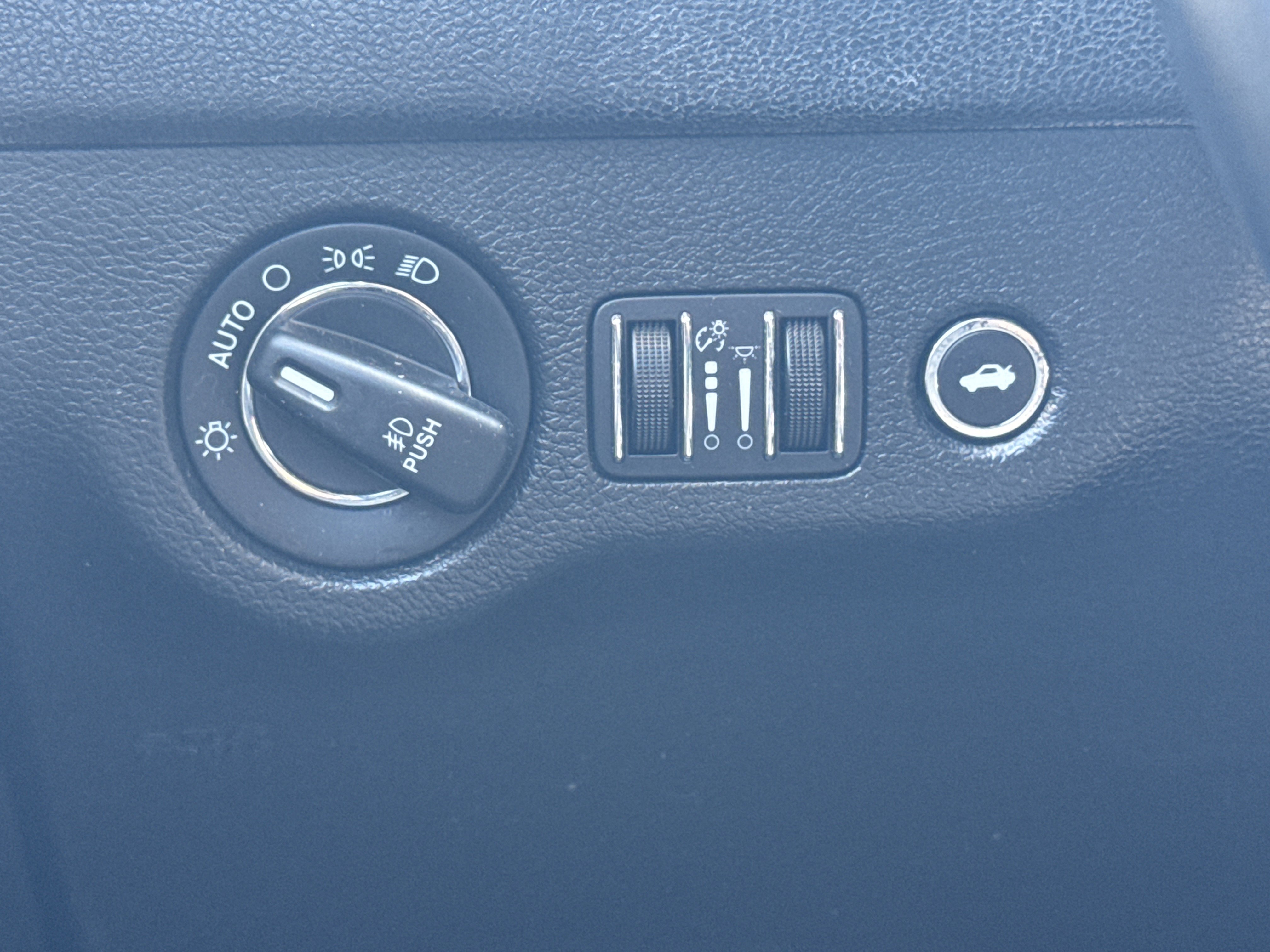 Used 2016 Chrysler 300 C RWD image 5