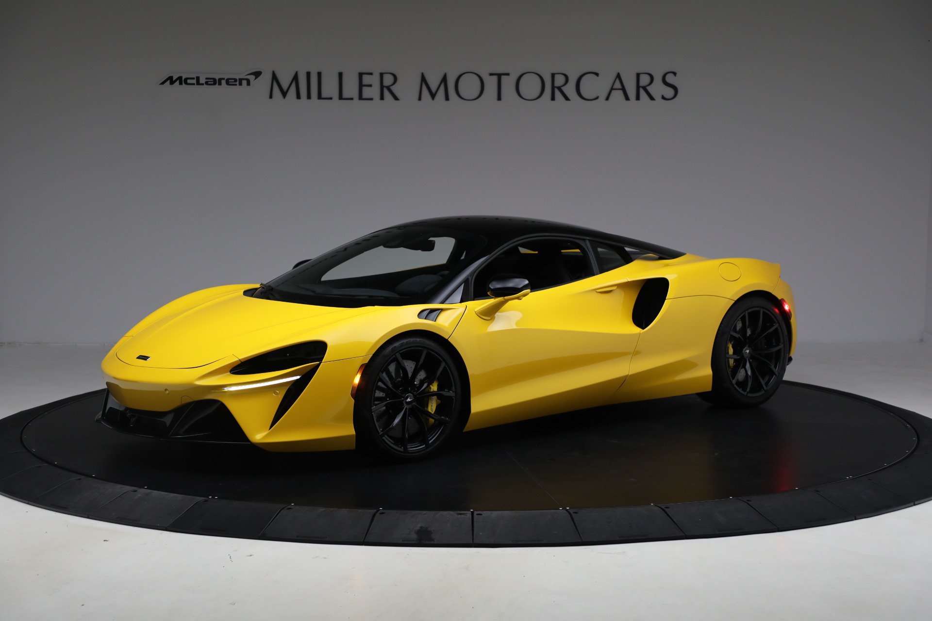 Used 2024 McLaren Artura RWD image 2