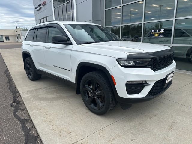 Used 2024 Jeep Grand Cherokee Limited w/ Black Appearance Package AWD/4WD image 2