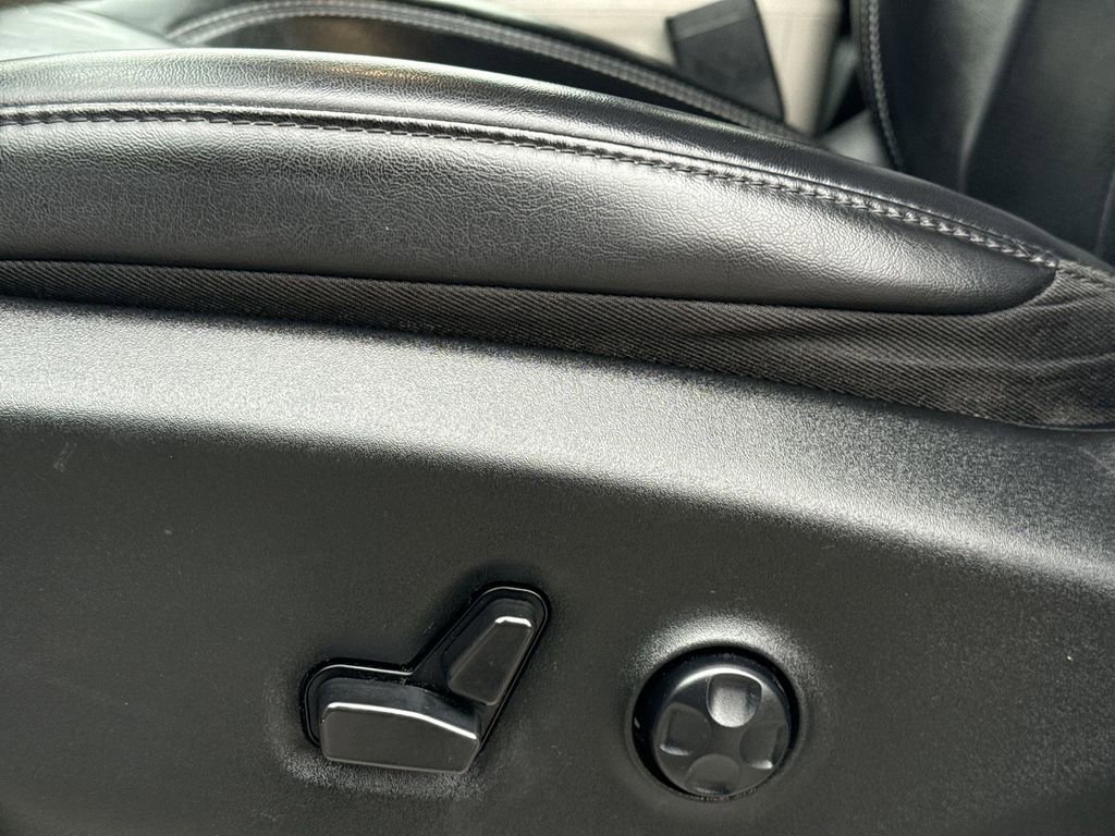 Used 2023 Chrysler Pacifica Touring-L image 14