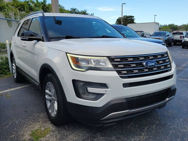 Used 2017 Ford Explorer XLT FWD image 2