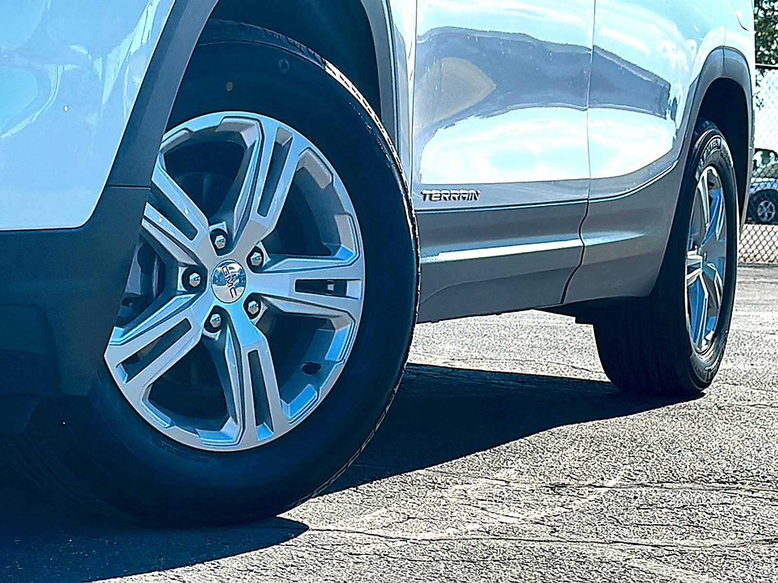 Used 2024 GMC Terrain SLE FWD image 3