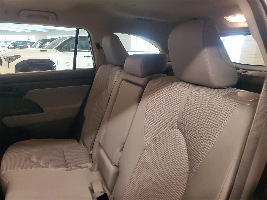 Used 2023 Toyota Highlander L image 12