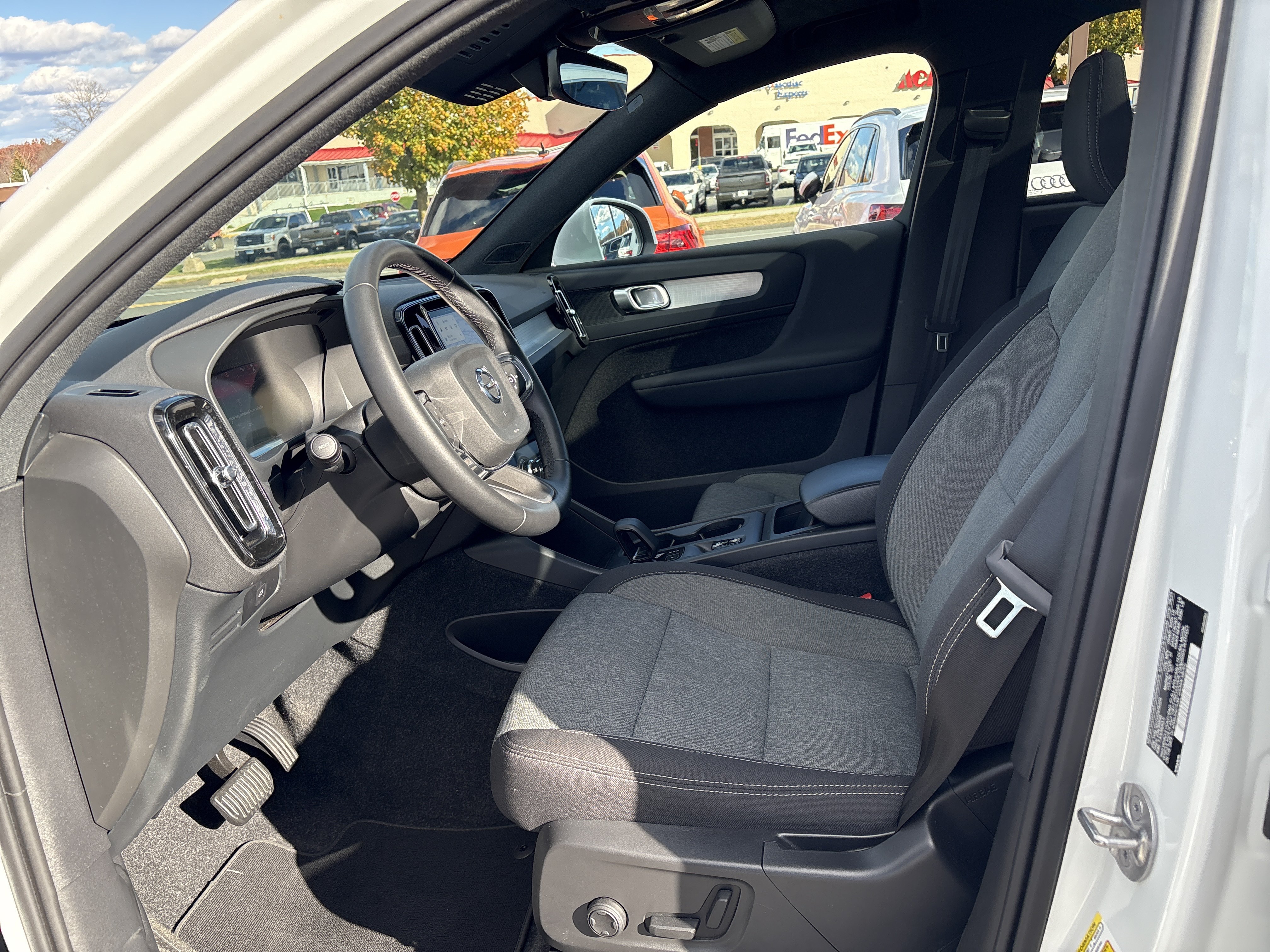 Certified 2025 Volvo XC40 B5 Core AWD/4WD image 6