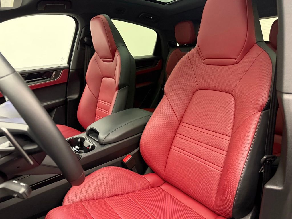 Used 2025 Porsche Cayenne S image 5