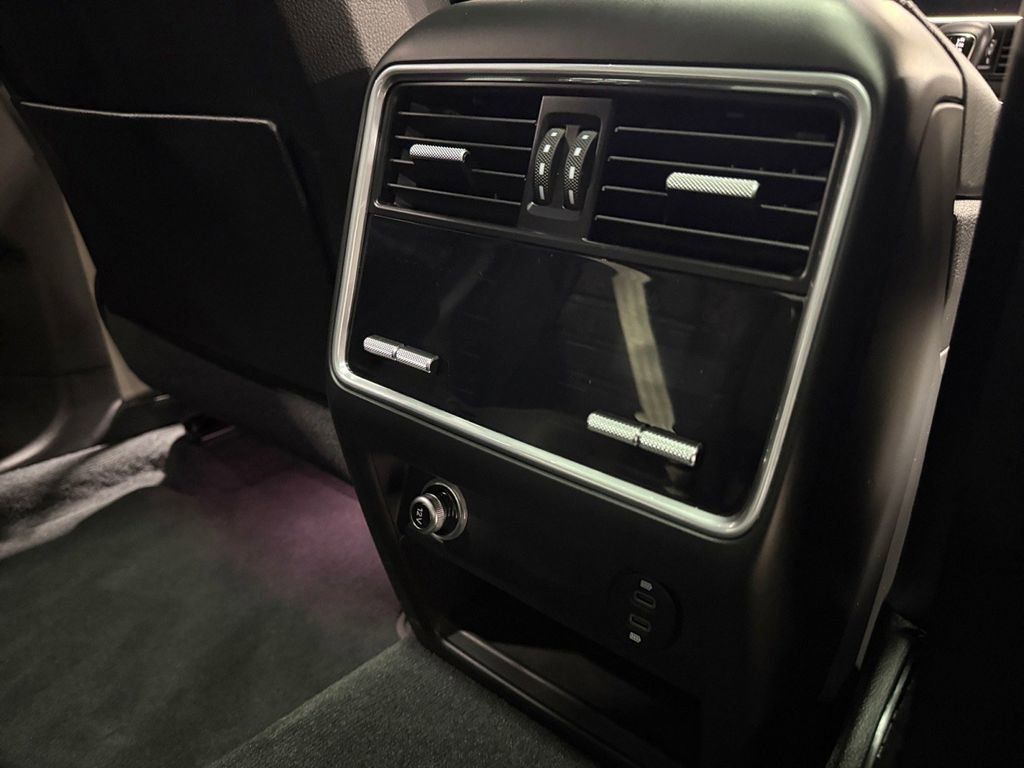 Used 2022 Porsche Cayenne Platinum Edition image 19