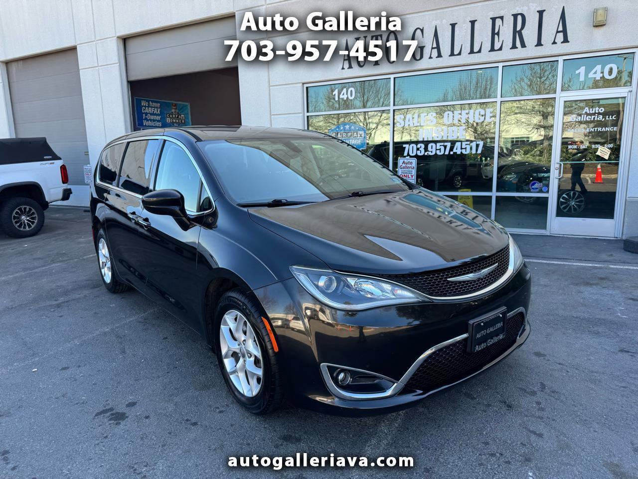 Used 2018 Chrysler Pacifica Touring Plus w/ Tire & Wheel Group FWD image 1