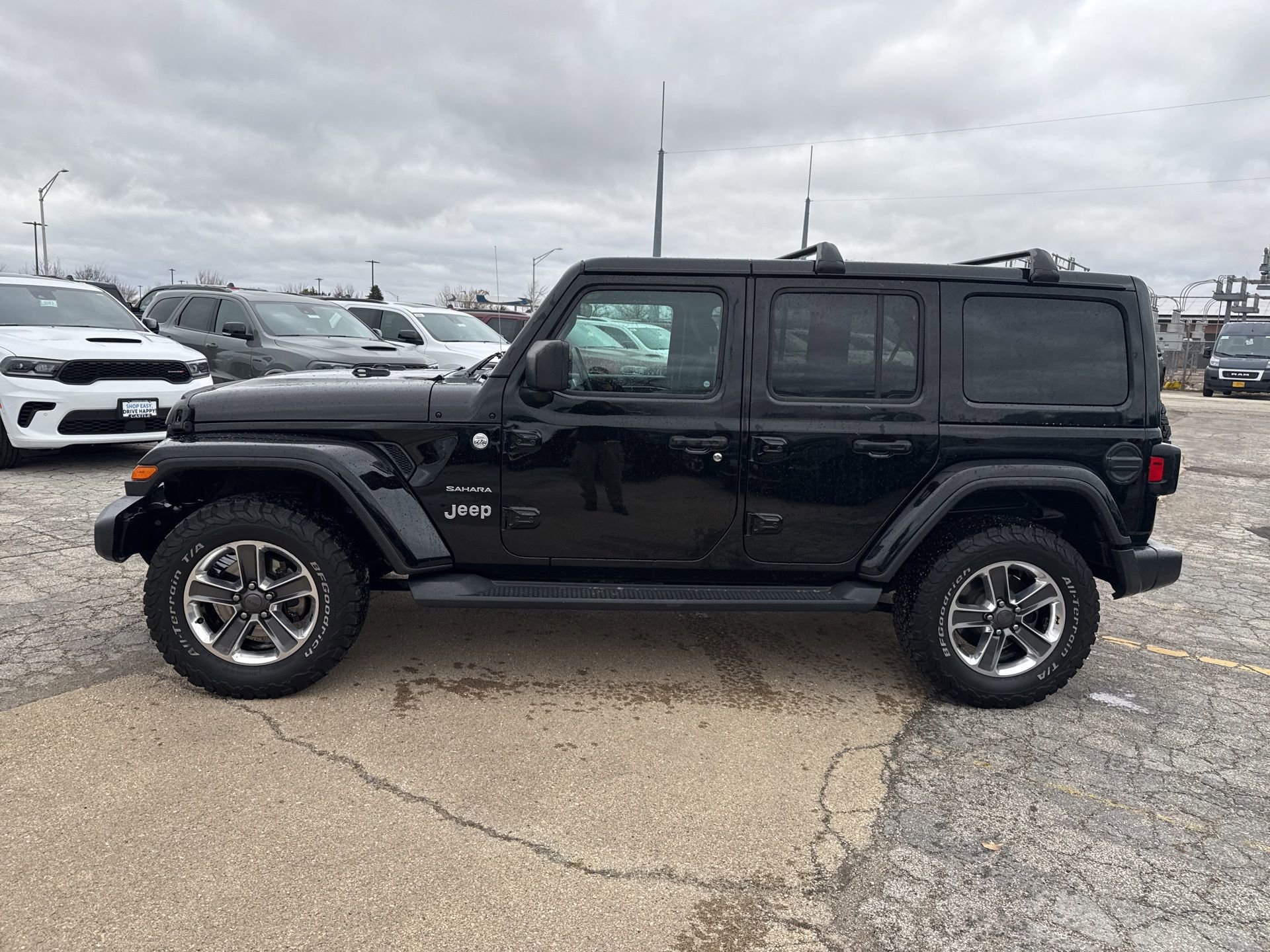 Used 2018 Jeep Wrangler Unlimited Sahara w/ Uconnect 4C Nav & Sound Group image 8