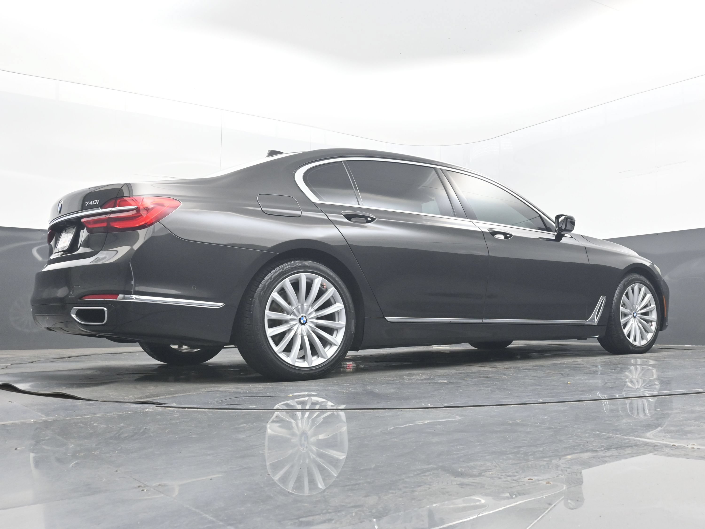 Used 2017 BMW 740i xDrive AWD/4WD image 28