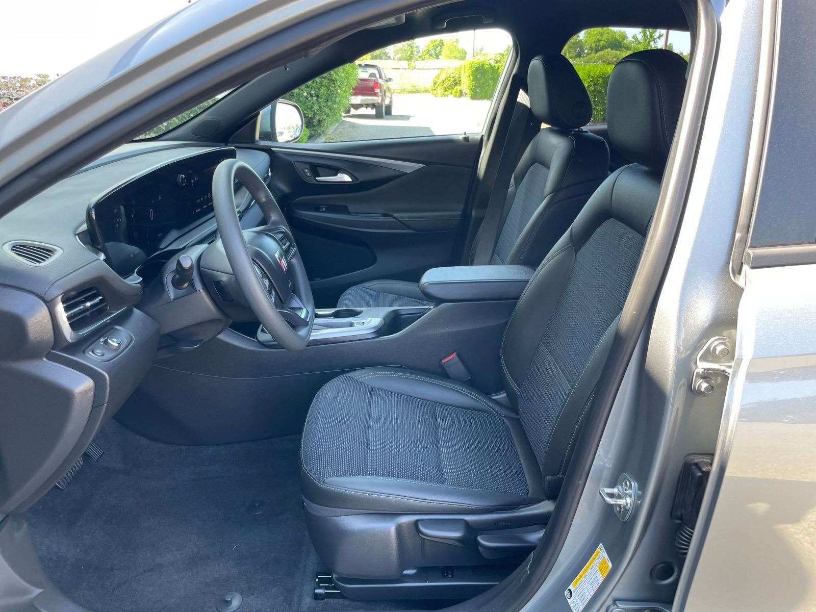 Used 2025 Buick Envista Preferred image 27