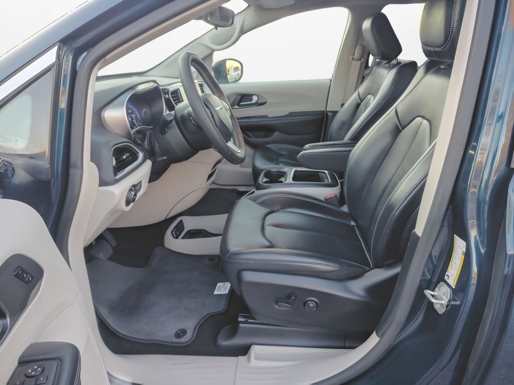 Used 2023 Chrysler Pacifica Touring-L image 18