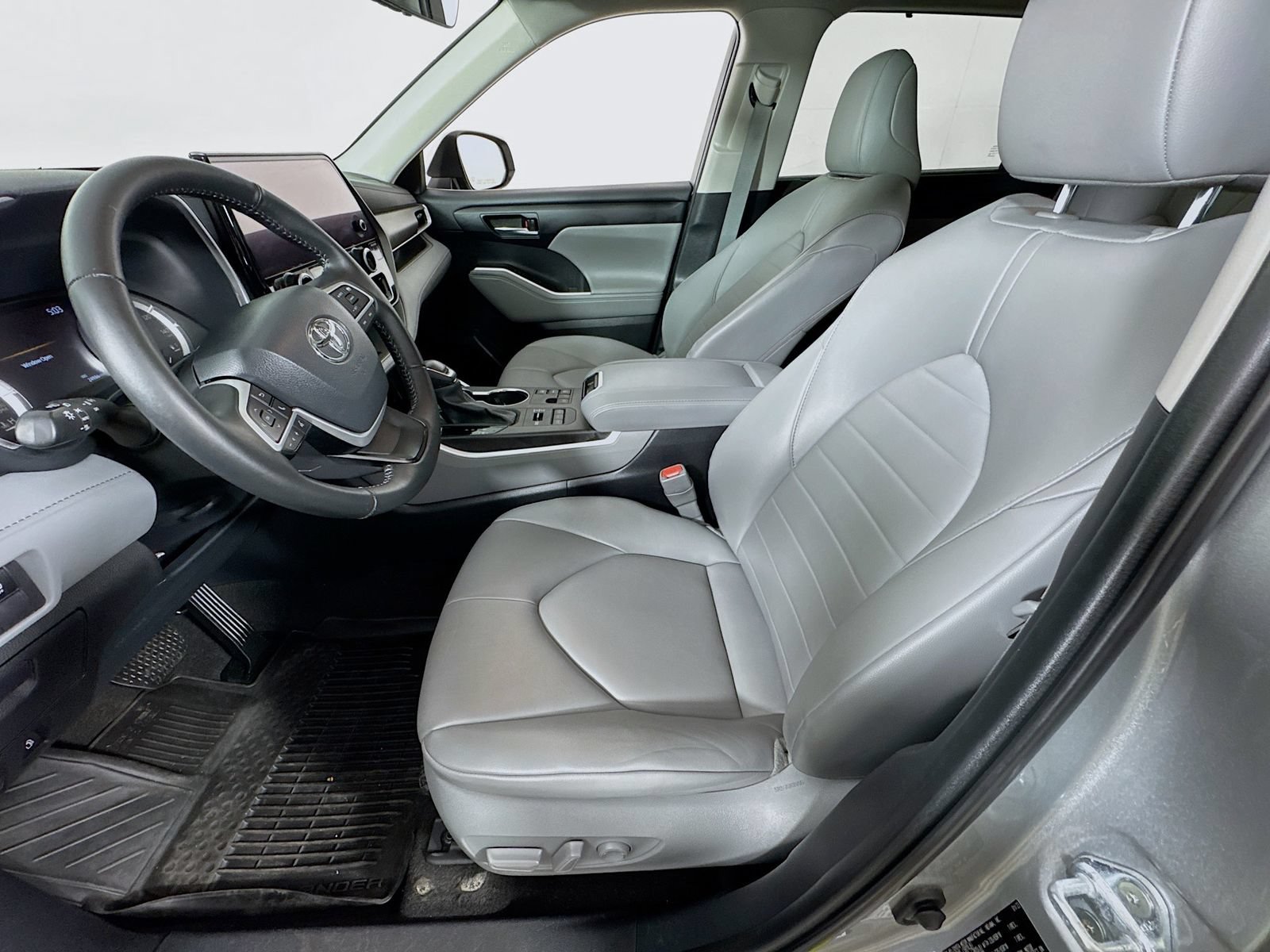 Used 2023 Toyota Highlander XLE AWD/4WD image 17