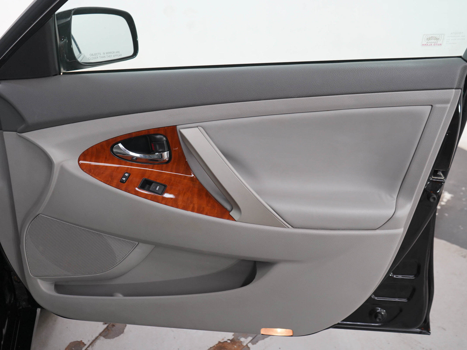 Used 2011 Toyota Camry XLE w/ XLE Extra-Value Pkg #1 FWD image 9